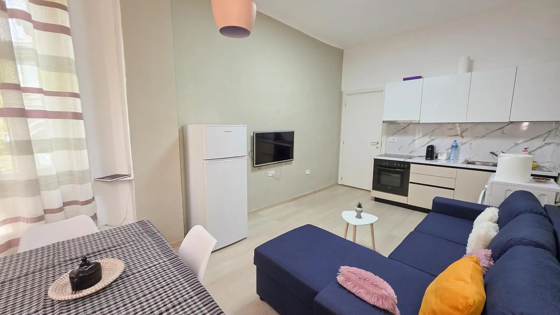 Apartment Blloku Area ティラナ